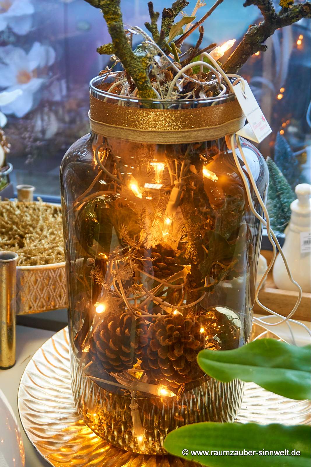 Weihnachtsdekoration aus Naturmaterialien und Kugeln im Glas mit LED-Lichterkette