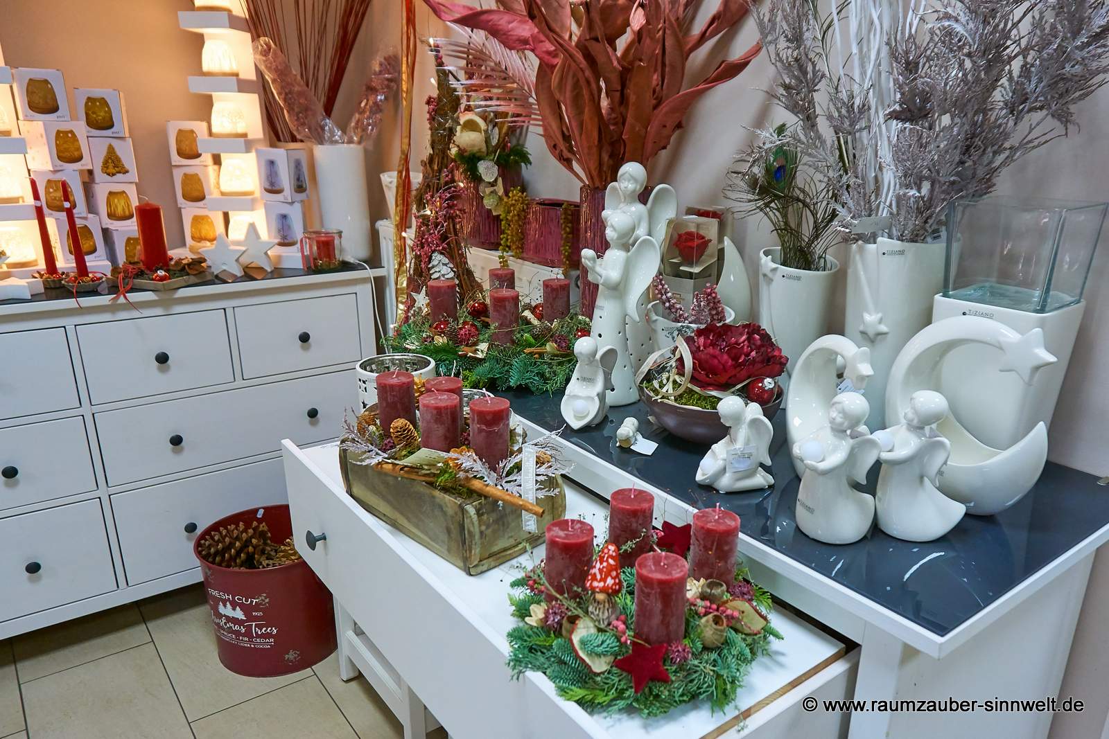 Handgefertigte klassische Adventskränze  und Adventsgestecke aus Naturmaterialien und Kugeln mit vier Kerzen und Weihnachtsdekoration