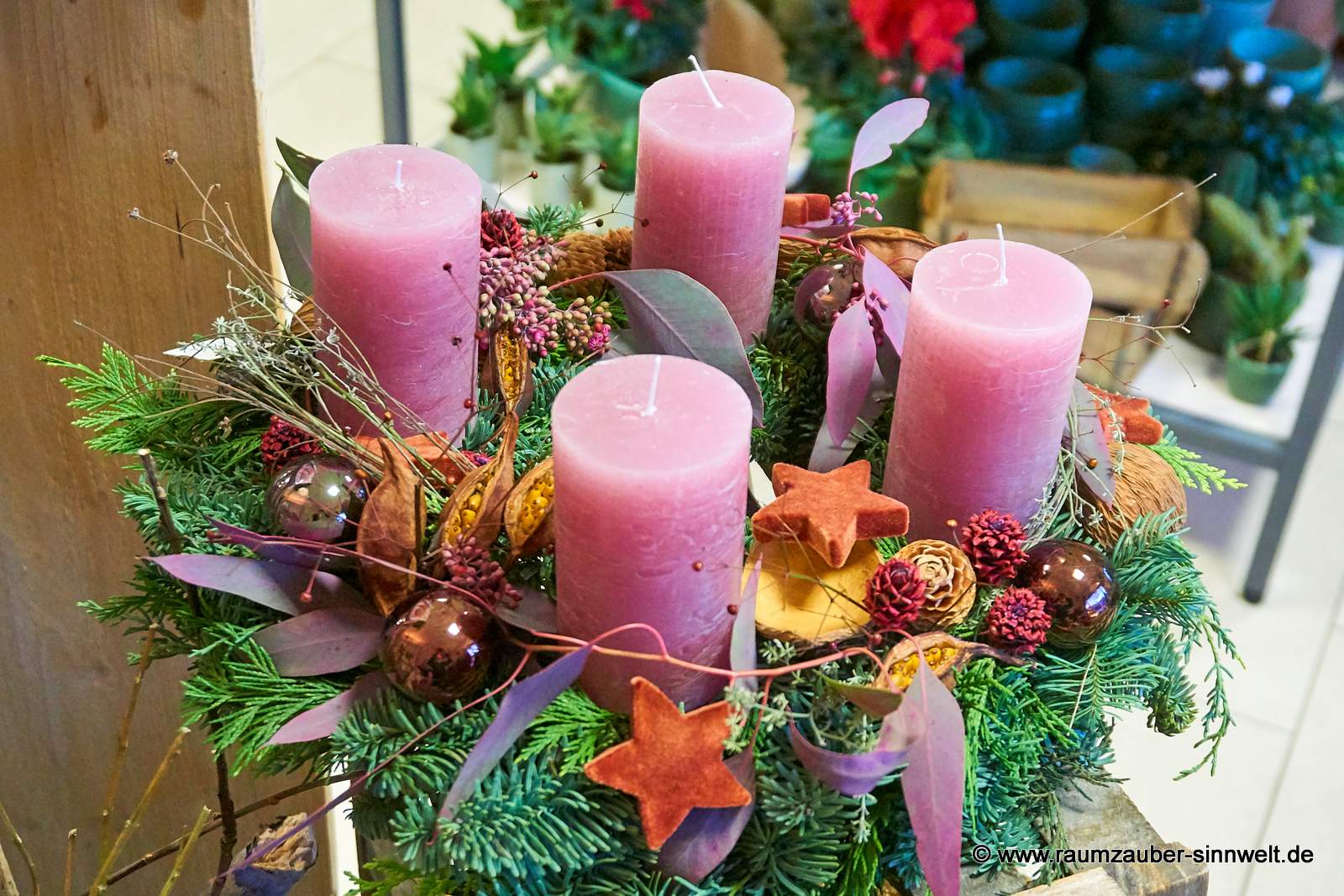 Handgefertigter klassischer Adventskranz aus Naturmaterialien und Kugeln mit vier Kerzen und Weihnachtsdekoration