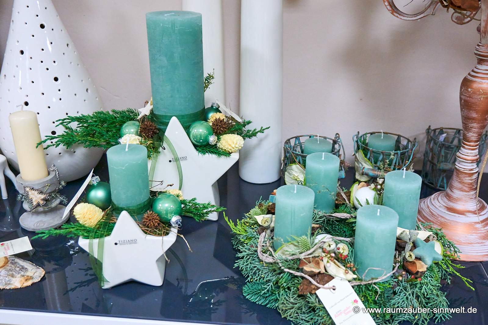 Handgefertigter klassischer Adventskranzaus Naturmaterialien und Kugeln mit vier Kerzen und Adventsgestecke mit einer Kerze und Weihnachtsdekoration