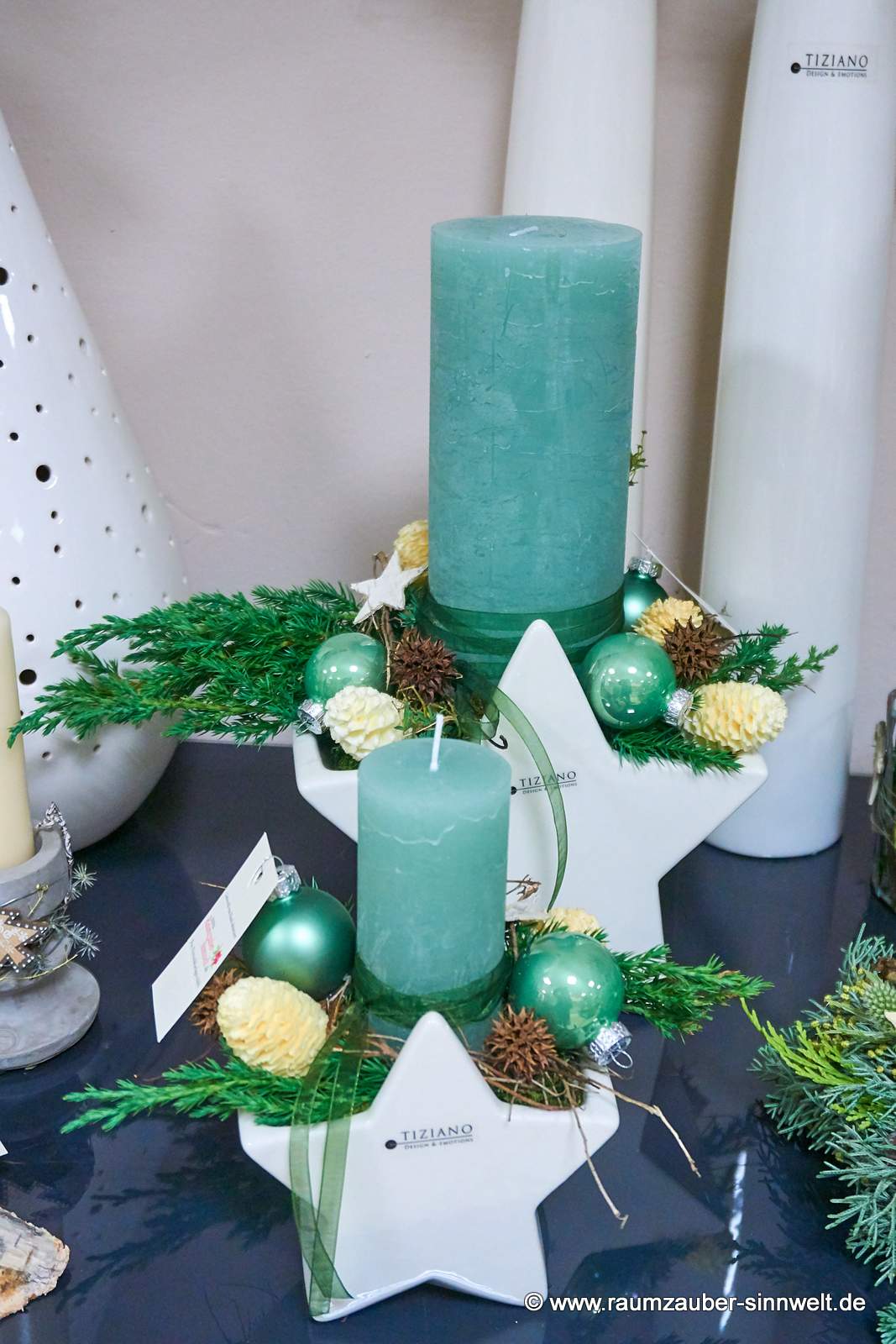 Handgefertigte Adventsgestecke aus Naturmaterialien und Kugeln mit Kerzen weihnachtlich dekoriert in Schale Cometa von Tiziano