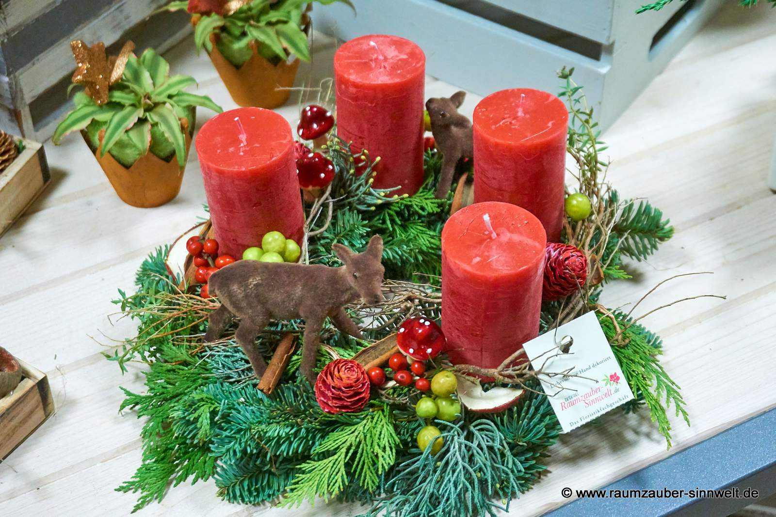 Handgefertigter klassischer Adventskranz aus Naturmaterialien mit vier Kerzen, Dekofigur und Weihnachtsdekoration
