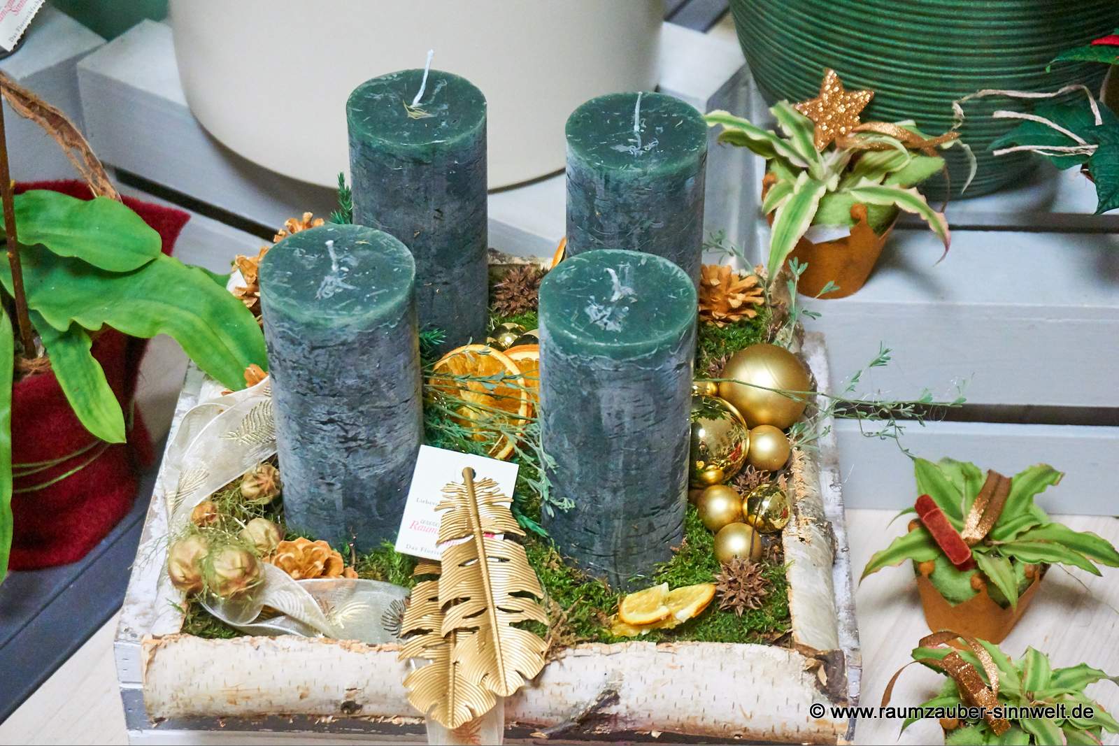 Handgefertigtes Adventsgesteck aus Naturmaterialien, Kugeln  und Goldaccessoires mit vier Kerzen und Weihnachtsdekoration