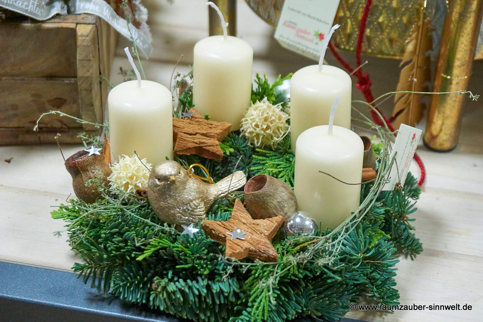 Handgefertigter klassischer Adventskranz aus Naturmaterialien, Kugeln und Goldaccessoires mit vier Kerzen und Weihnachtsdekoration