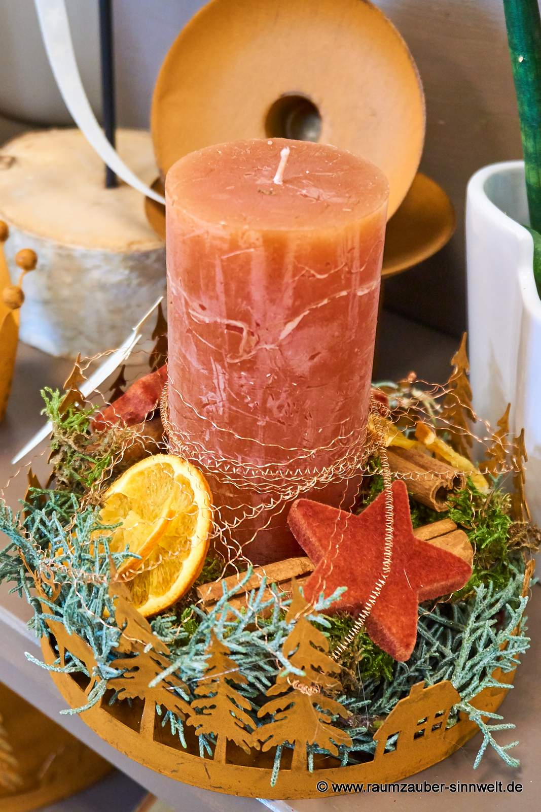 Handgefertigtes Adventsgesteck aus Naturmaterialien in Rostschale mit Kerze weihnachtlich dekoriert.