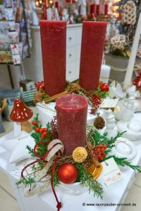 Handgefertigte Adventsgestecke aus Naturmaterialien und Kugeln mit Kerzen weihnachtlich dekoriert in Schale Filanta von Tiziano