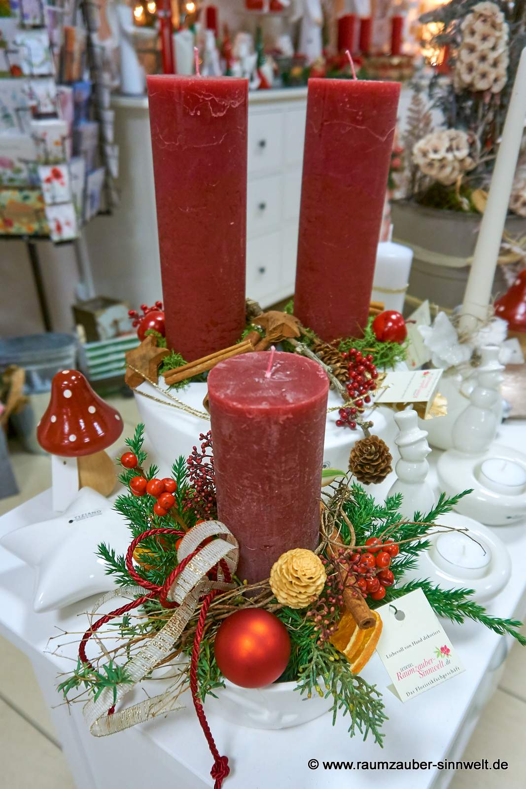 Handgefertigte Adventsgestecke aus Naturmaterialien und Kugeln mit Kerzen weihnachtlich dekoriert in Schale Filanta von Tiziano