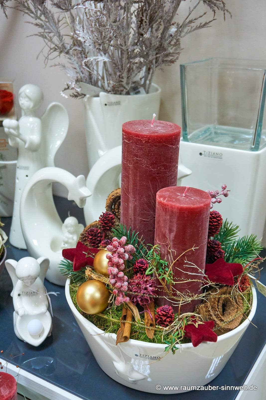 Handgefertigtes Adventsgesteck aus Naturmaterialien und Kugeln mit Kerzen weihnachtlich dekoriert in Schale Filanta von Tiziano und LED-Schutzengel Laila von Tiziano