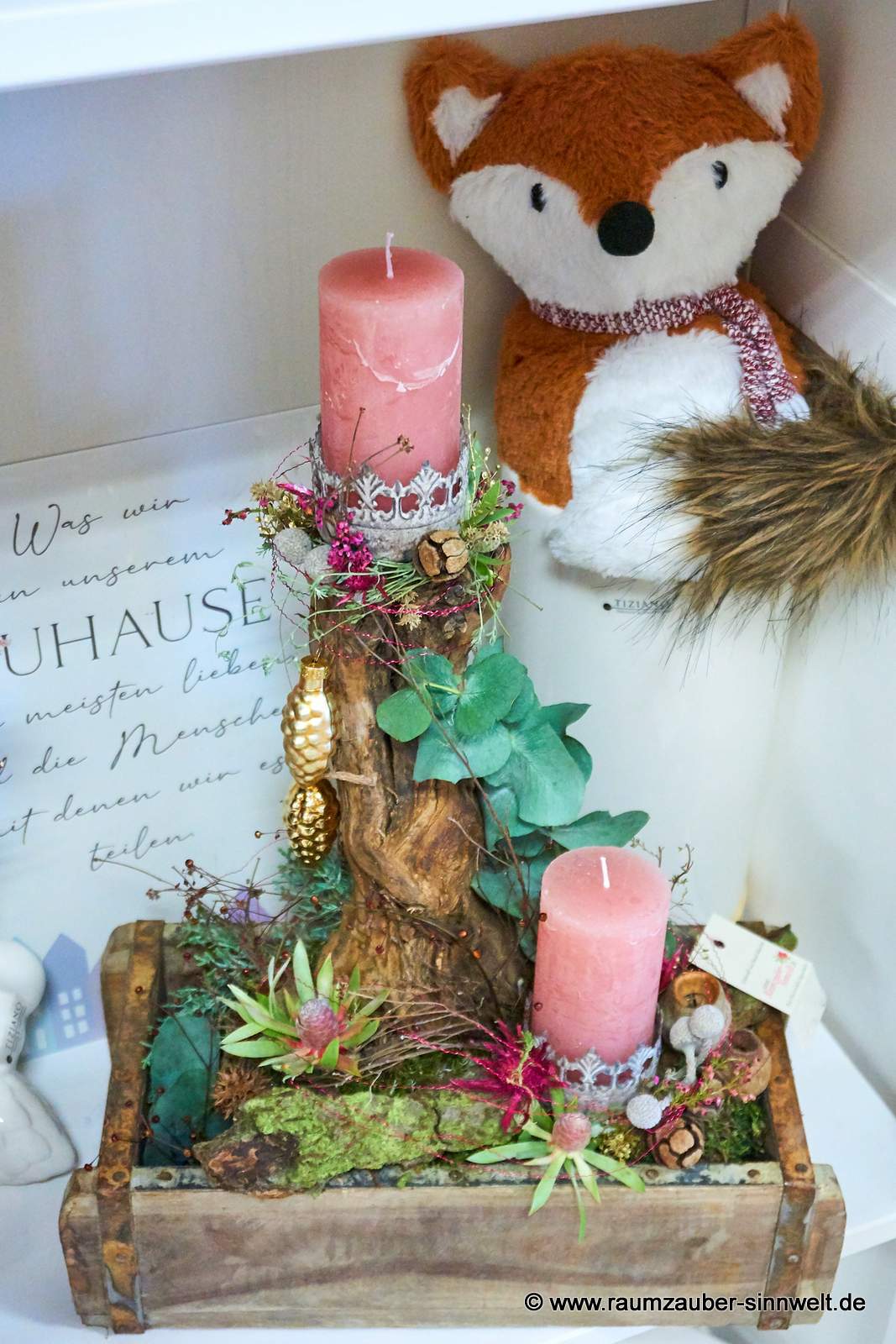 Handgefertigtes Adventsgesteck aus Naturmaterialien in Holzgefäß mit Kerzen weihnachtlich dekoriert.