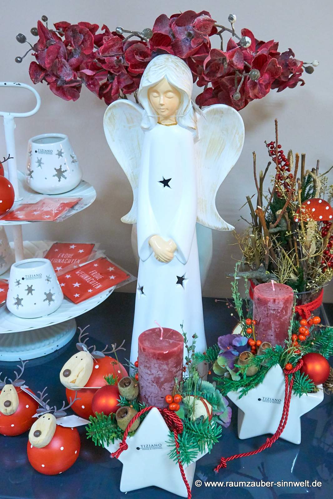 Handgefertigte Adventsgestecke aus Naturmaterialien und Kugeln mit Kerzen weihnachtlich dekoriert in Schale Cometa von Tiziano und Schutzengel Marley von Valentino