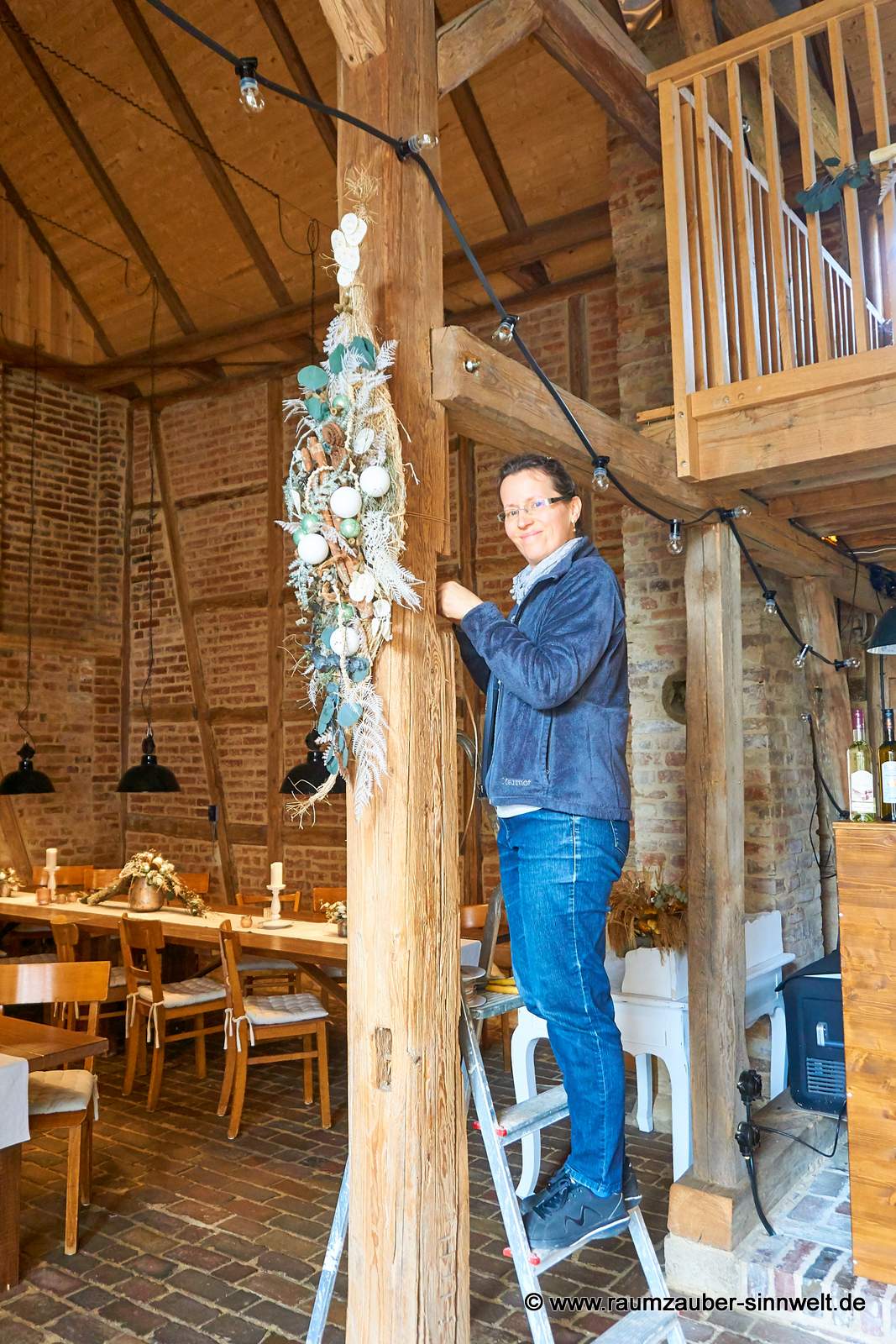 Winterliche Wanddekoration aus Naturmaterialien und Kugeln.