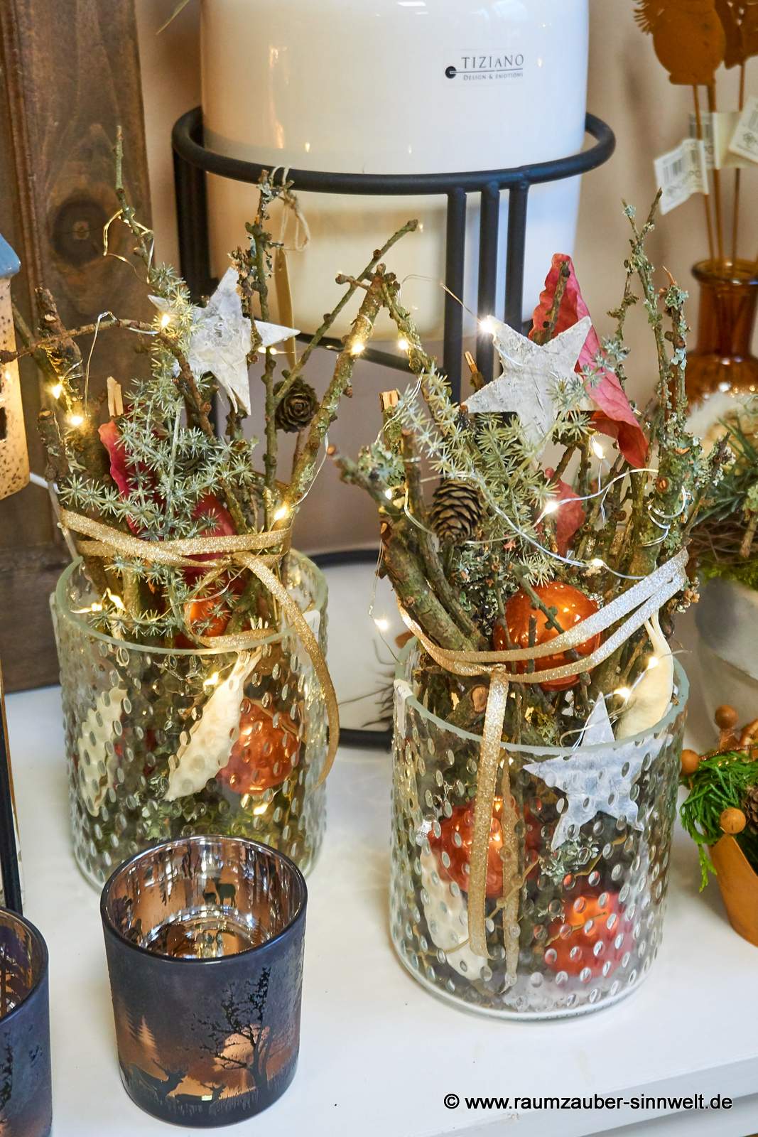 Weihnachtsdekorationen aus Naturmaterialien und Kugeln im Glas mit LED-Lichterkette