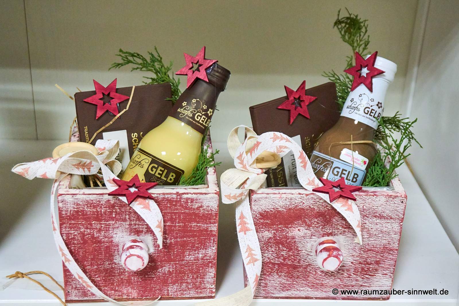 Präsente in Holzschachtel mit Likör "Scharfes gelb" und Schokolade aus der SCHELL-Schokoladenmanufaktur weihnachtlich dekoriert.