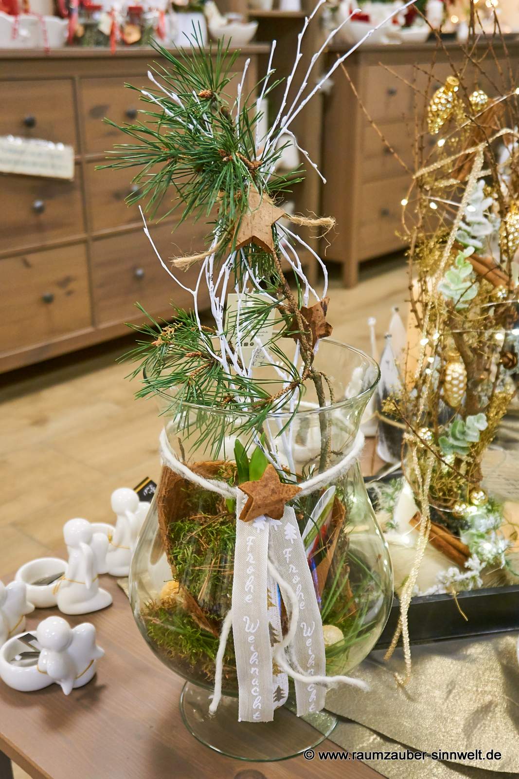 Amaryllis im Glasgefäß weihnachtlich dekoriert