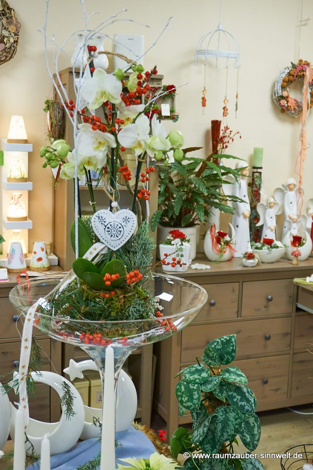 Phalaenopsis im Glasgefäß weihnachtlich dekoriert