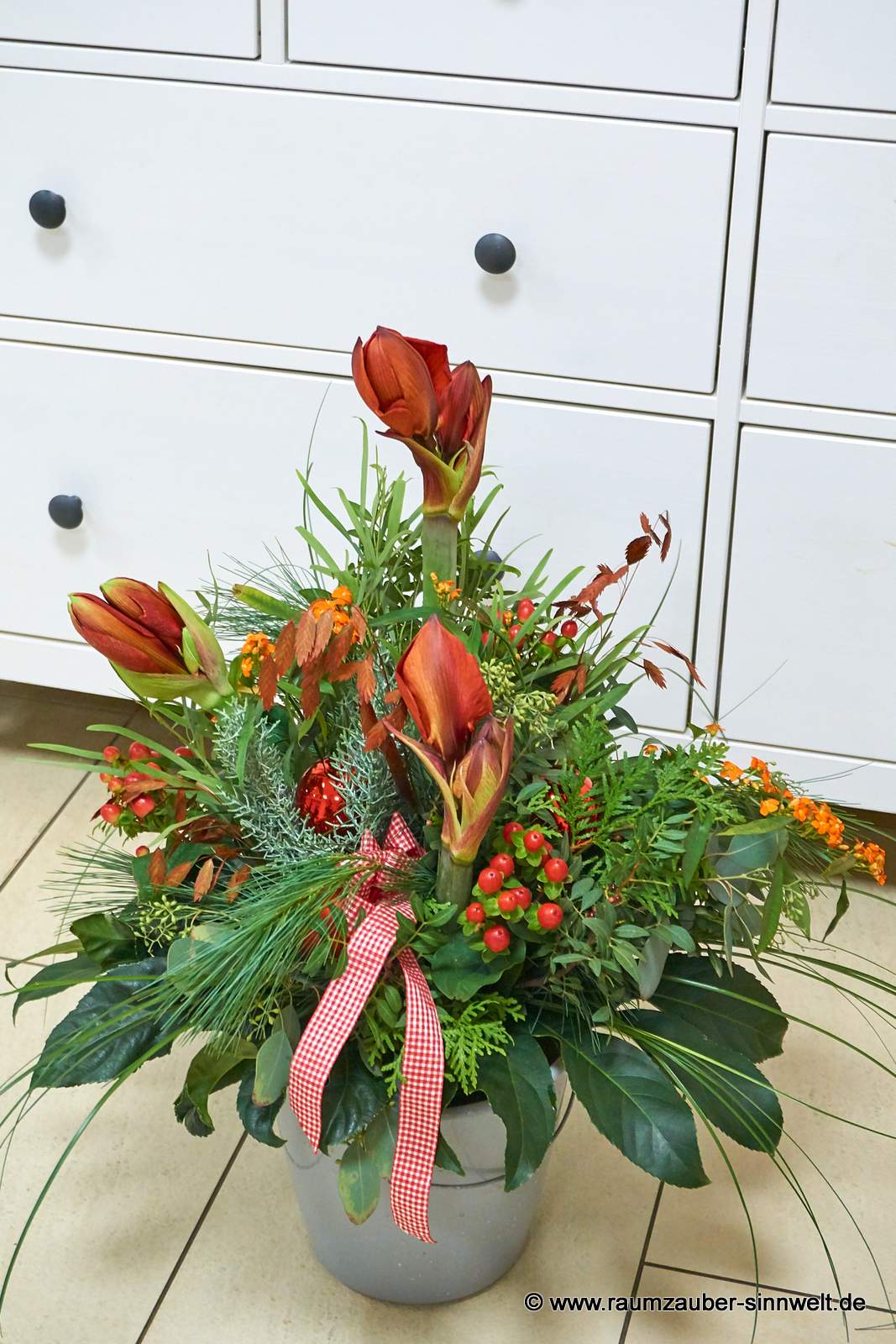 Rundstrauß mit Amaryllis, Euphorbien, Hypericum, Gräsern und Kugeln