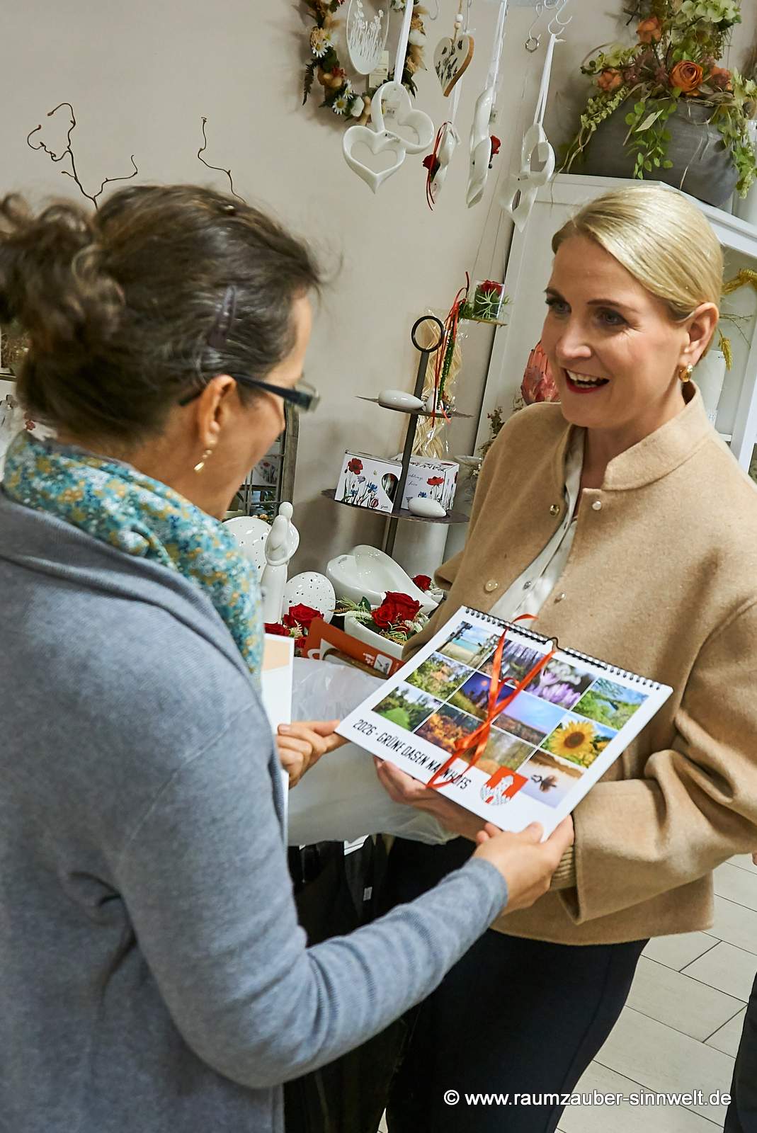 Auszeichnung Generationenfreundliches Einkaufen mit Geschäftsinhaberin Claudia Tenner, Naunhofs Bürgermeisterin Anna-Luise Conrad und Geschäftsführer Handelsverband Sachsen Gunter Engelmann-Merkel