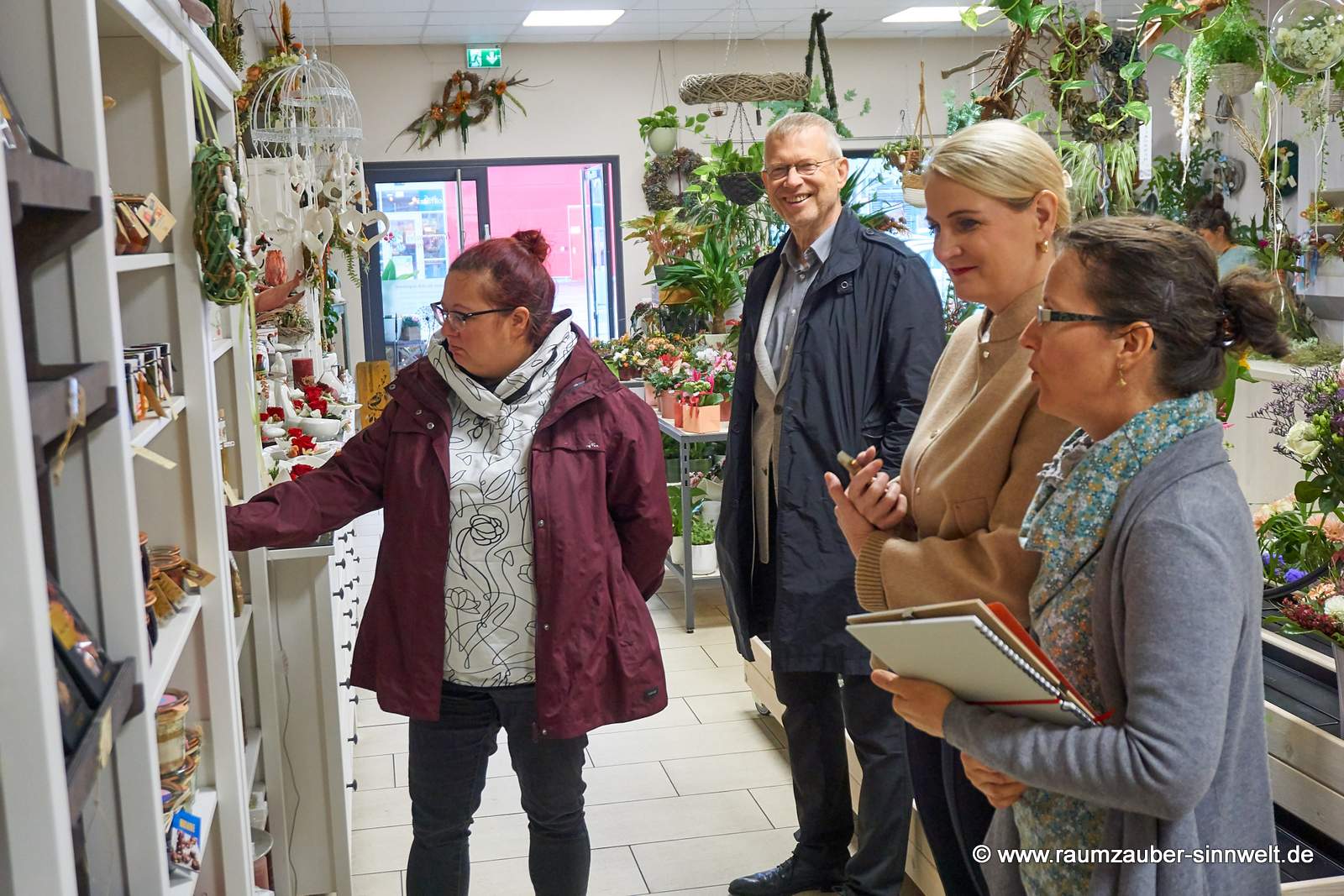 Auszeichnung Generationenfreundliches Einkaufen mit Geschäftsinhaberin Claudia Tenner, Naunhofs Bürgermeisterin Anna-Luise Conrad und Geschäftsführer Handelsverband Sachsen Gunter Engelmann-Merkel