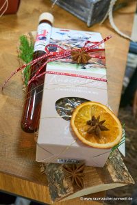 Präsent aus naturbelassenem Kräutertee vom Grätzverlag und Likörröhrchen weihnachtlich dekoriert.