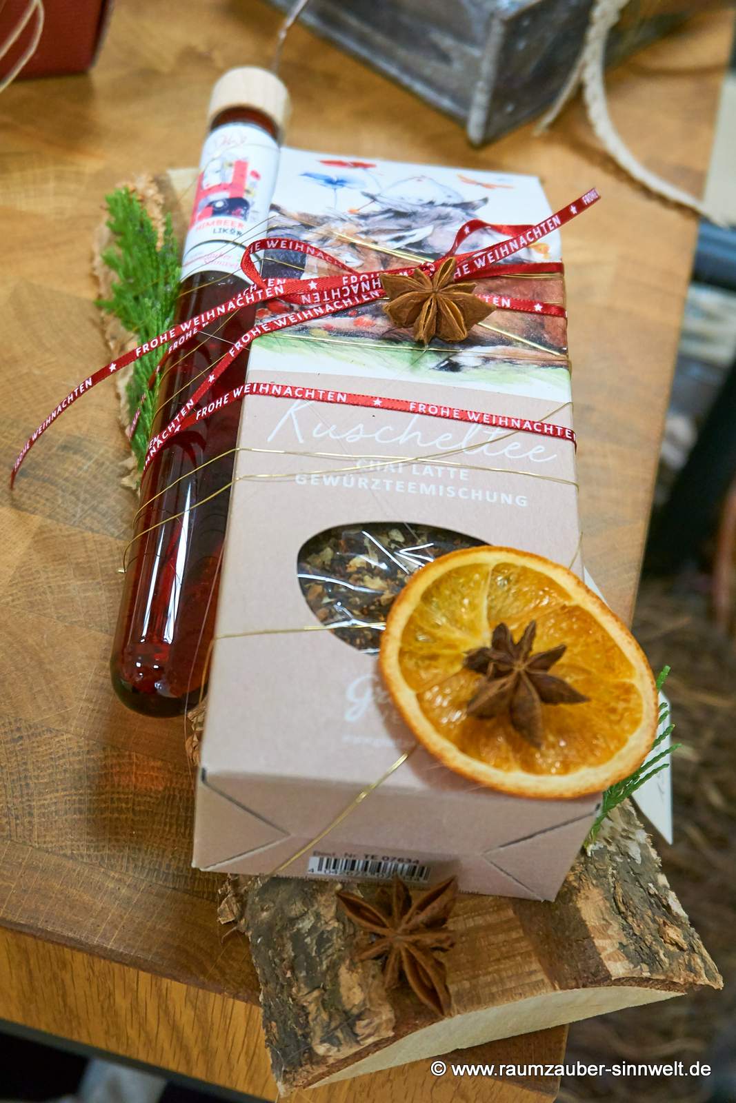 Präsent aus naturbelassenem Kräutertee vom Grätzverlag und Likörröhrchen weihnachtlich dekoriert.