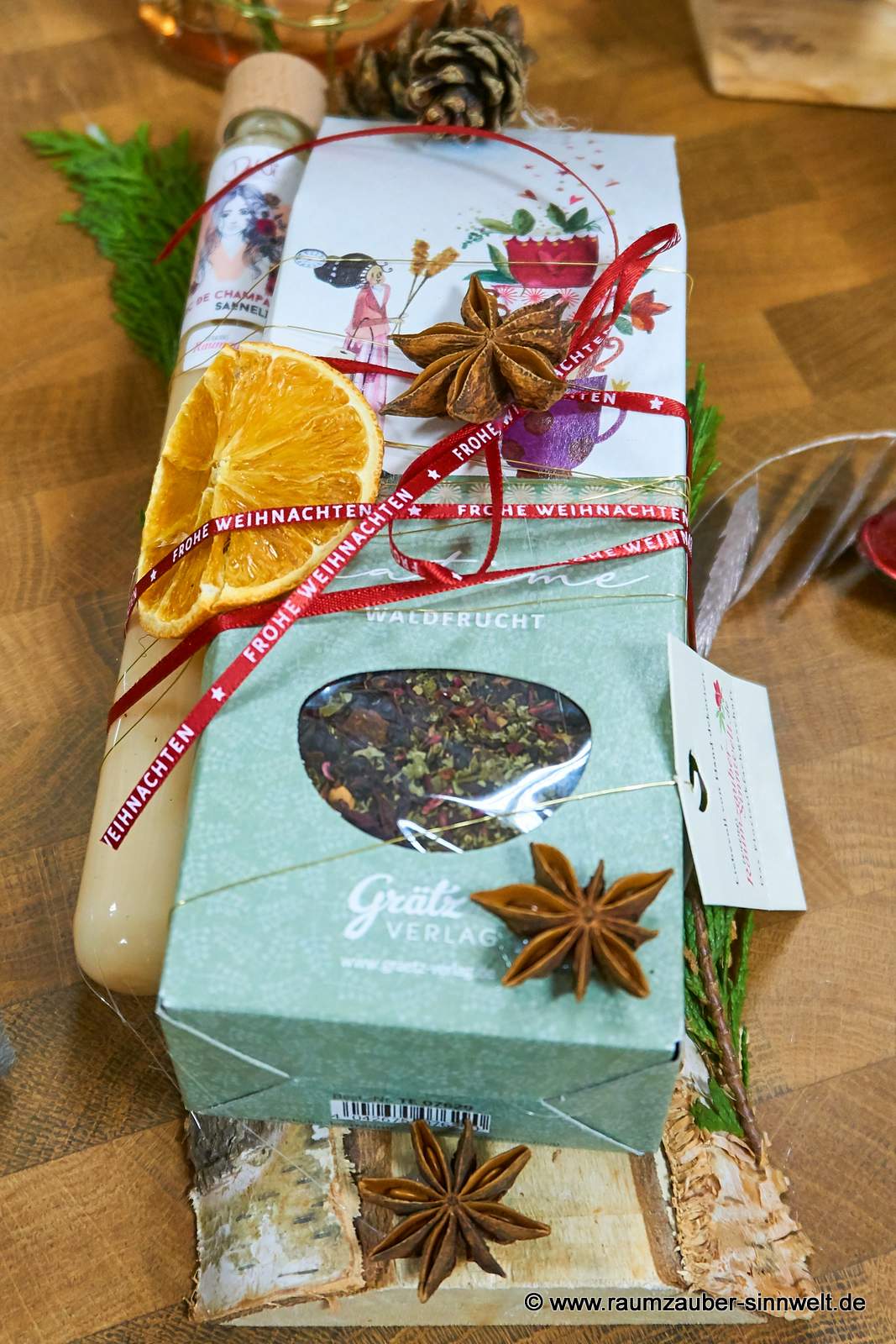 Präsent aus naturbelassenem Kräutertee vom Grätzverlag und Likörröhrchen weihnachtlich dekoriert.