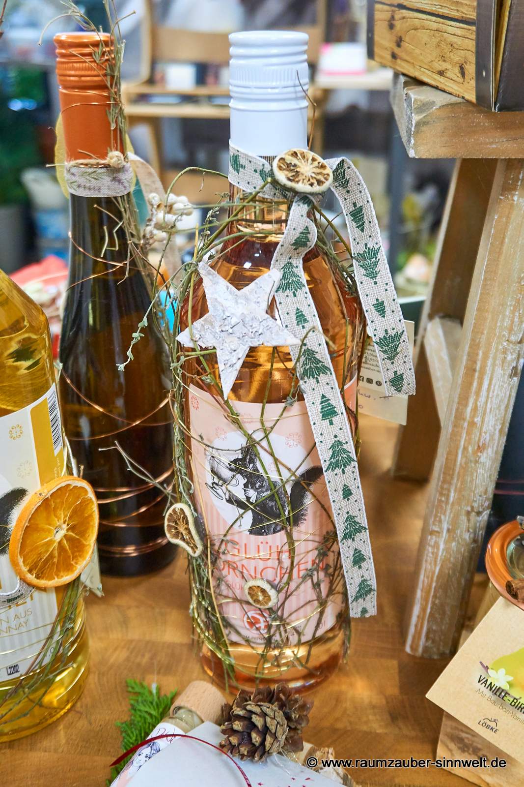 Winzerglühwein "Glühhörnchen" als Präsent weihnachtlich dekoriert.