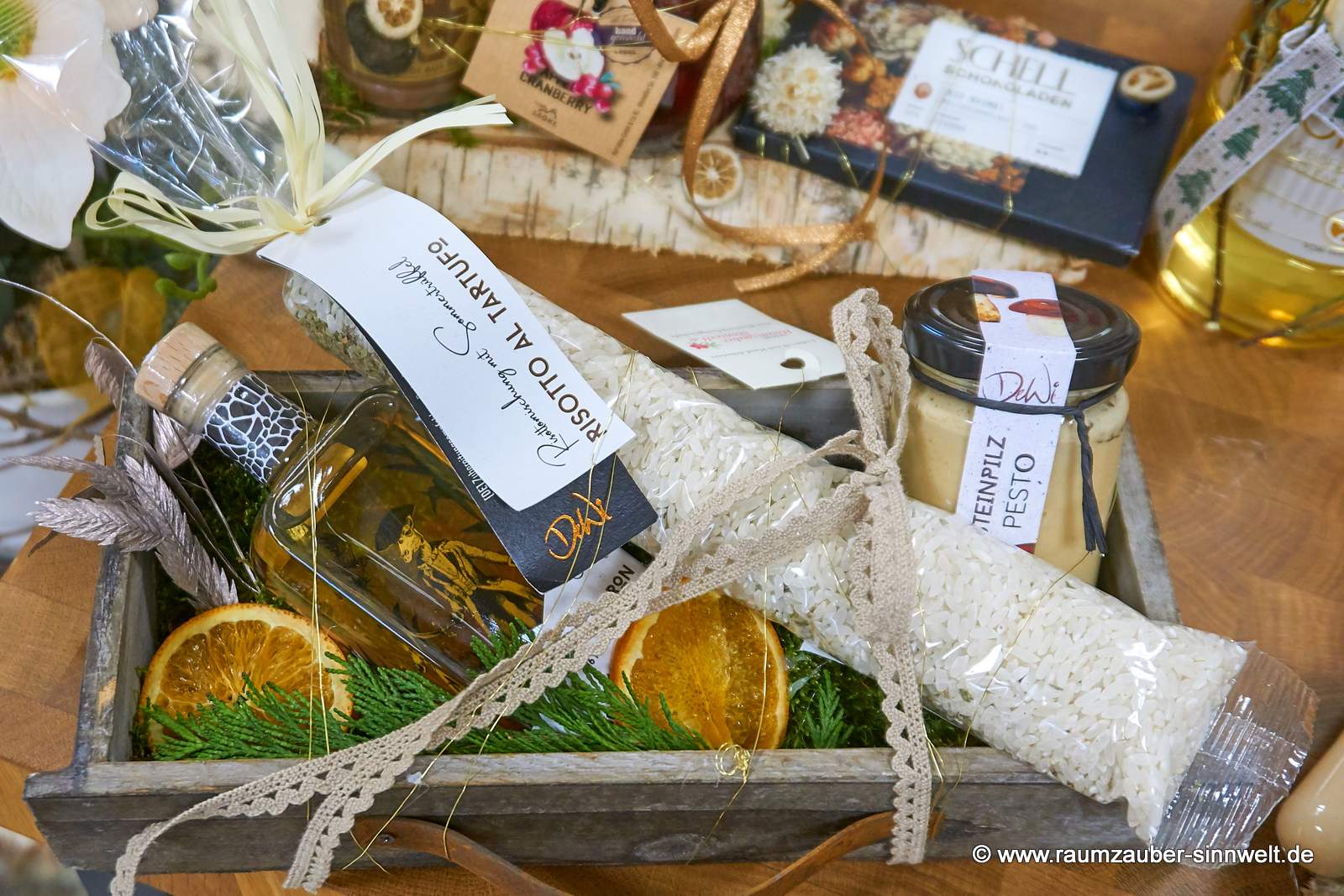 Präsentkorb gefüllt mit Risotto und Gewürzmischung aus italienischer Feinkostmanufaktur und Jamaica-Rum weihnachtlich dekoriert.