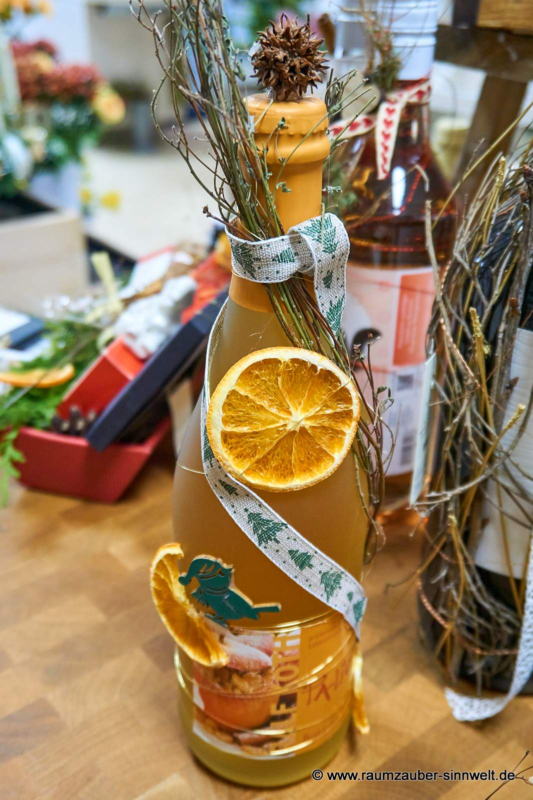 Bratapfel-Secco als Präsent weihnachtlich dekoriert.