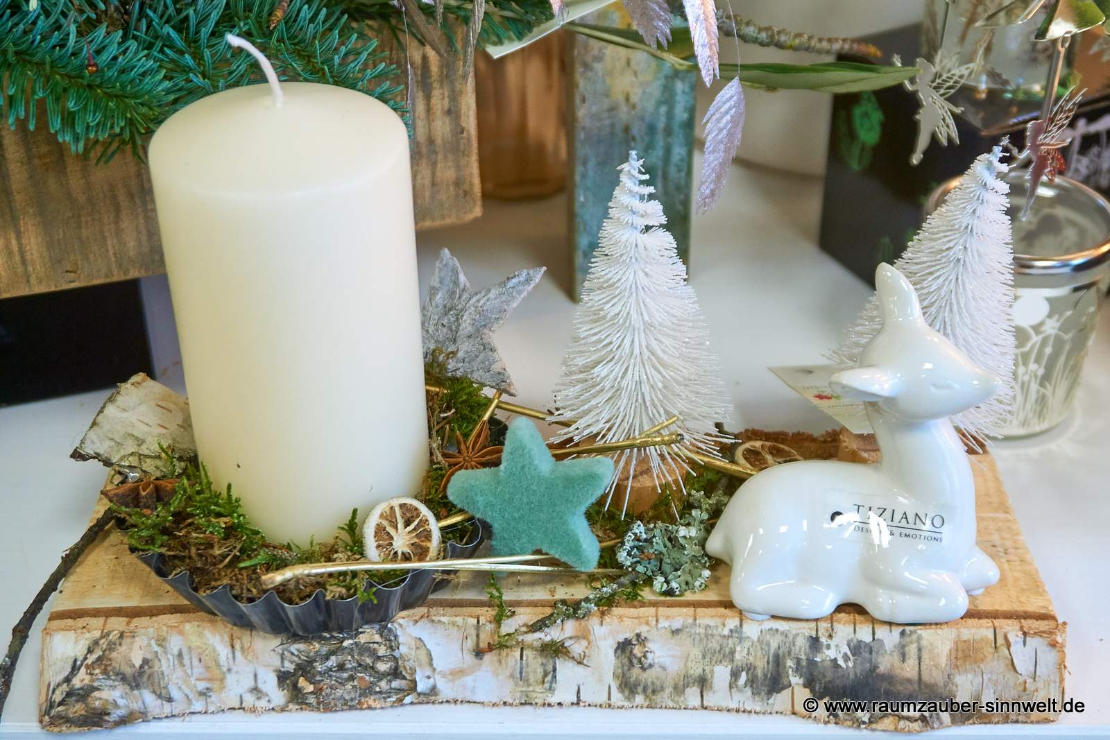 Handgefertigtes Wintergesteck aus Naturmaterialien auf Holzscheibe mit Kerze und Rehkitz Fendi von Tiziano.