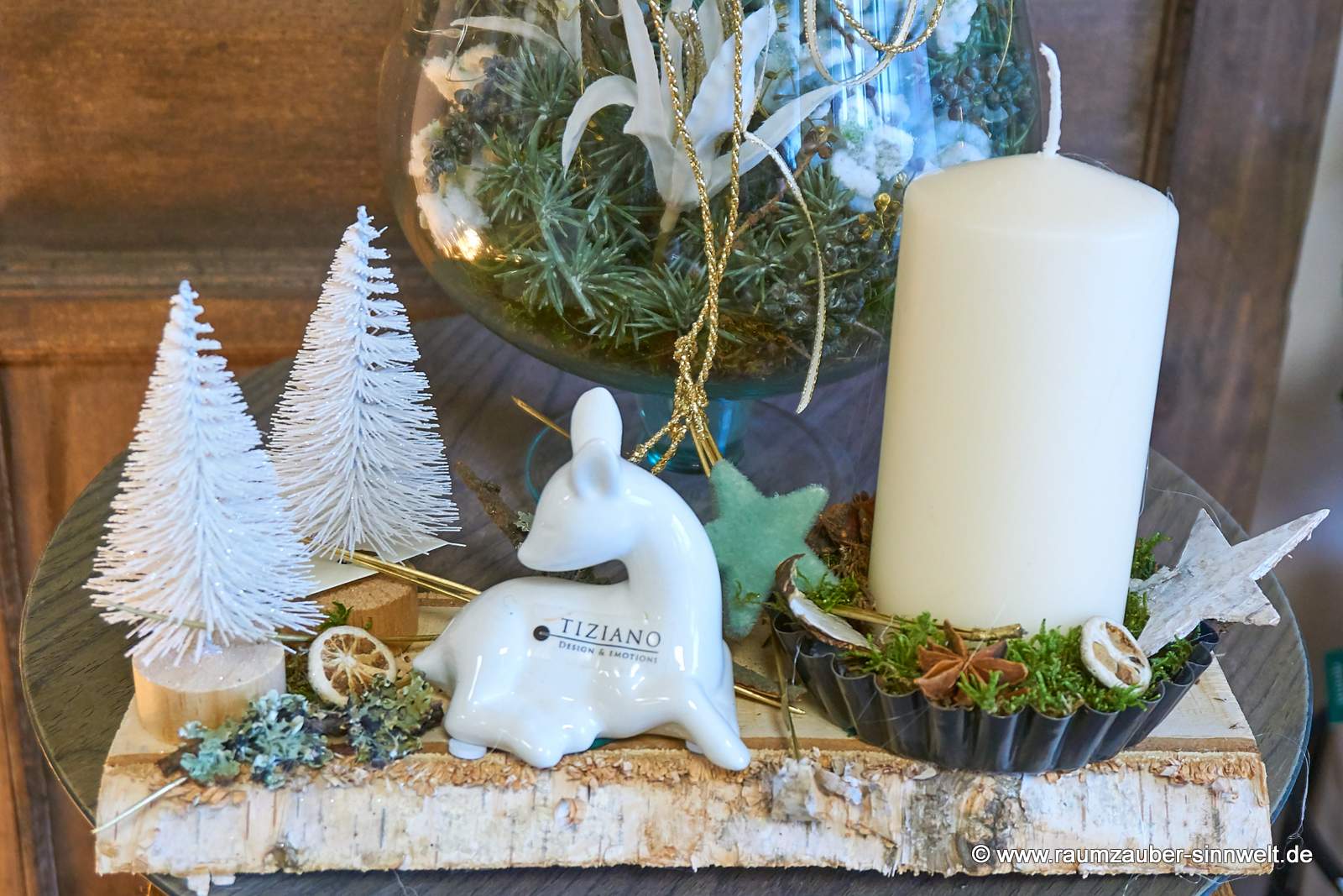 Handgefertigtes Wintergesteck aus Naturmaterialien auf Holzscheibe mit Kerze und Rehkitz Fendi von Tiziano.