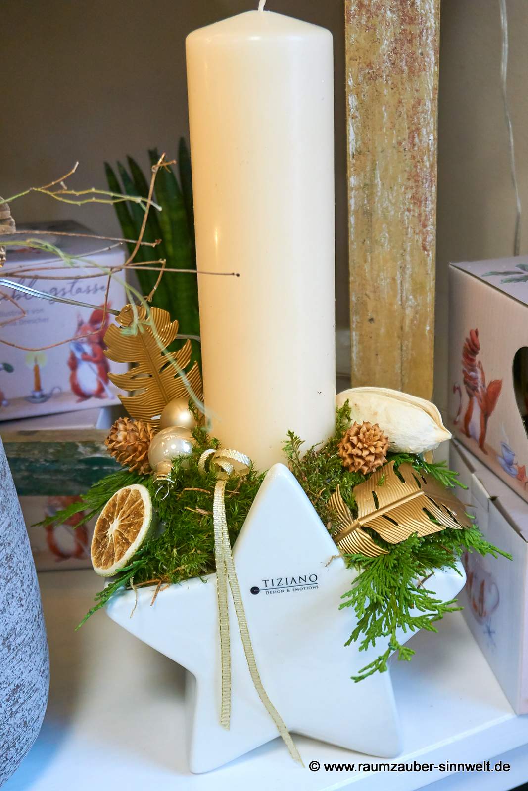 Handgefertigtes Adventsgesteck aus Naturmaterialien und Kugeln mit Kerzen weihnachtlich dekoriert in Schale Cometa von Tiziano