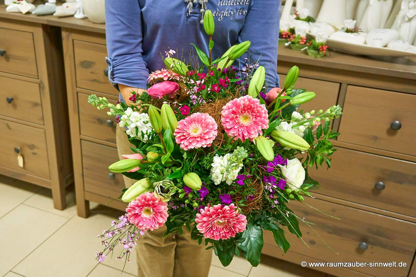 Rundstrauß aus Lilien, Gerbera, Levkoje, Ranunkeln und Ginster