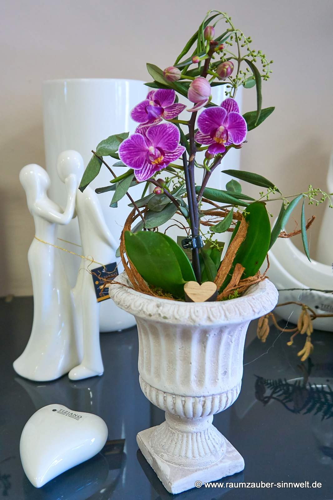 Phalaenopsis im Steingefäß dekoriert und Liebespaar Amorino von Tiziano