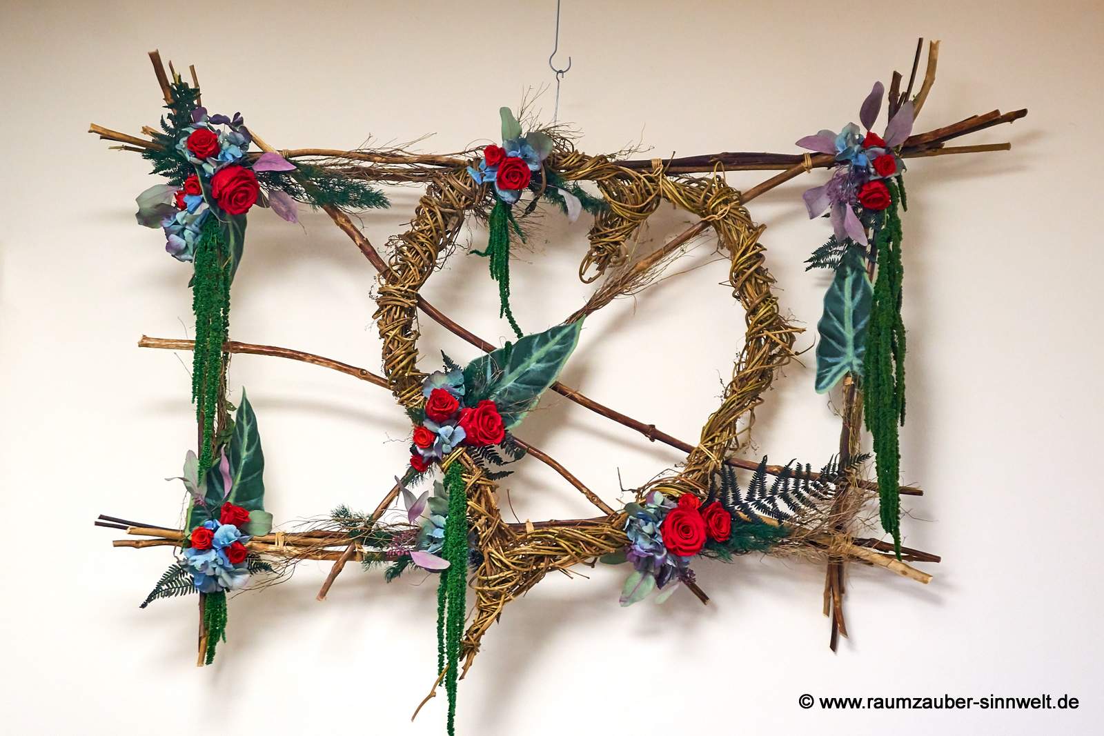 Florales Kunstwerk aus Weinreben mit gefriergetrockneten Rosen, Amaranthus und Hortensien