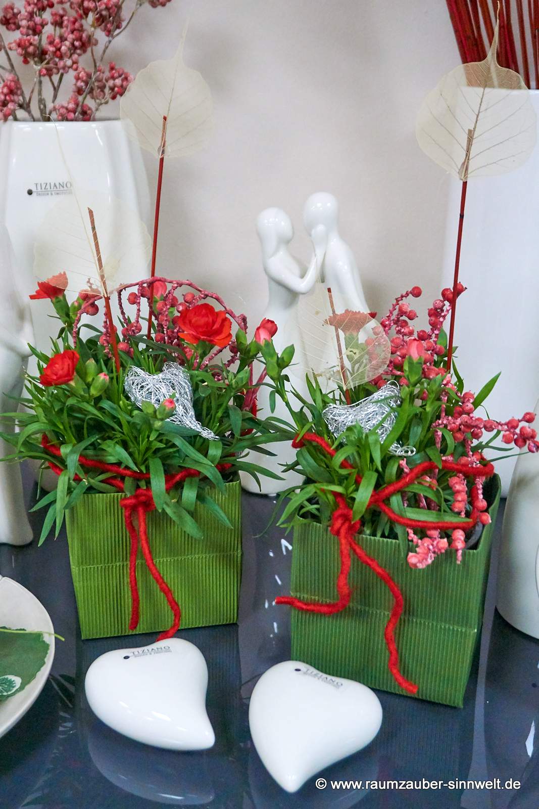 Liebespaar Amorino von Tiziano und Gartennelken in Dekotasche