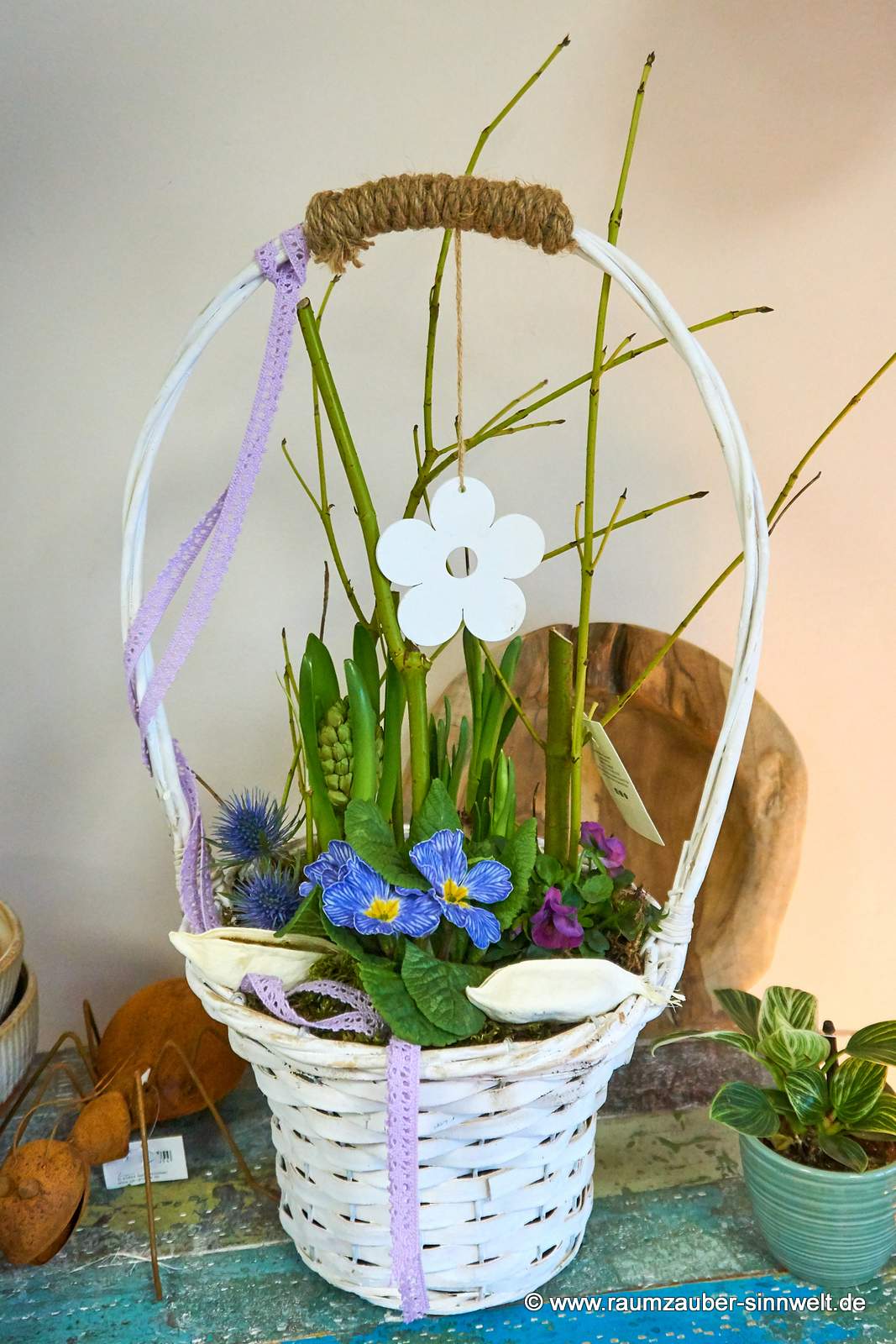 Korb mit Frühblühern dekoriert