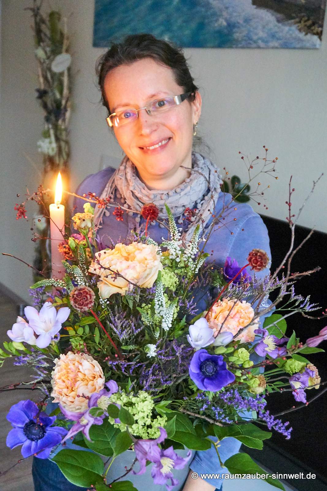 Rundstrauß aus Anemonen, Clematis, Freesien, Rosen und Veronica