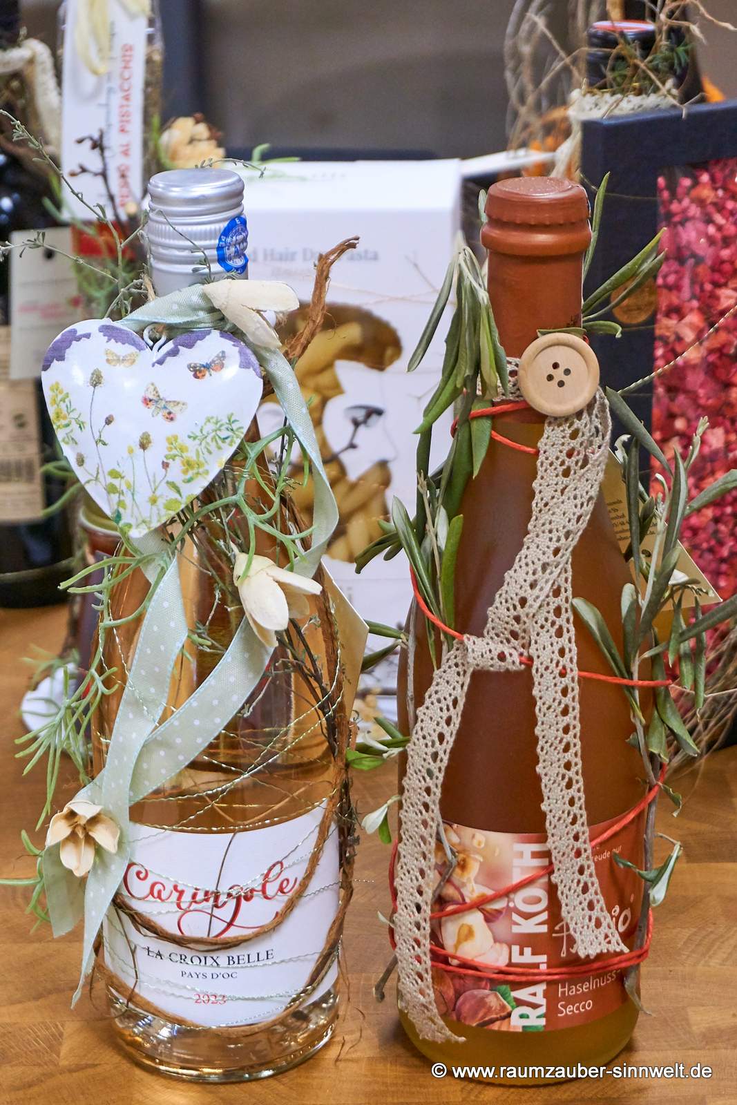 Als Präsent dekorierte Wein- und Secco-Flaschen