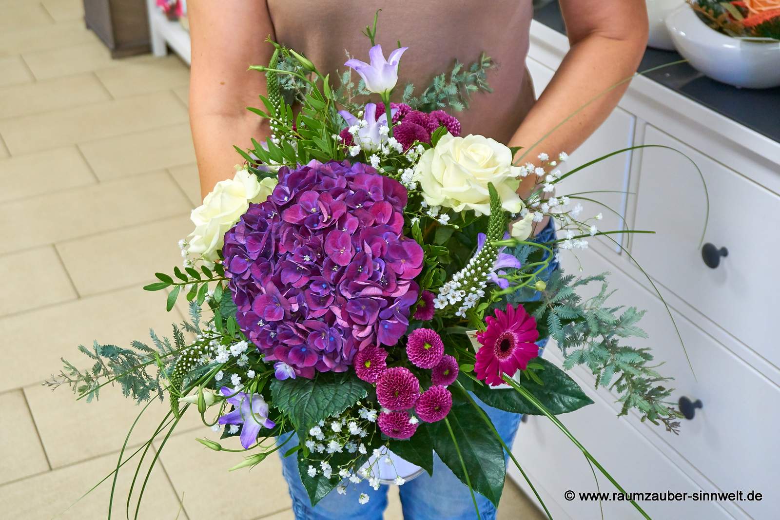 Rundstrauß aus Hortensie, Gerbera, Rosen, Santini und Veronica