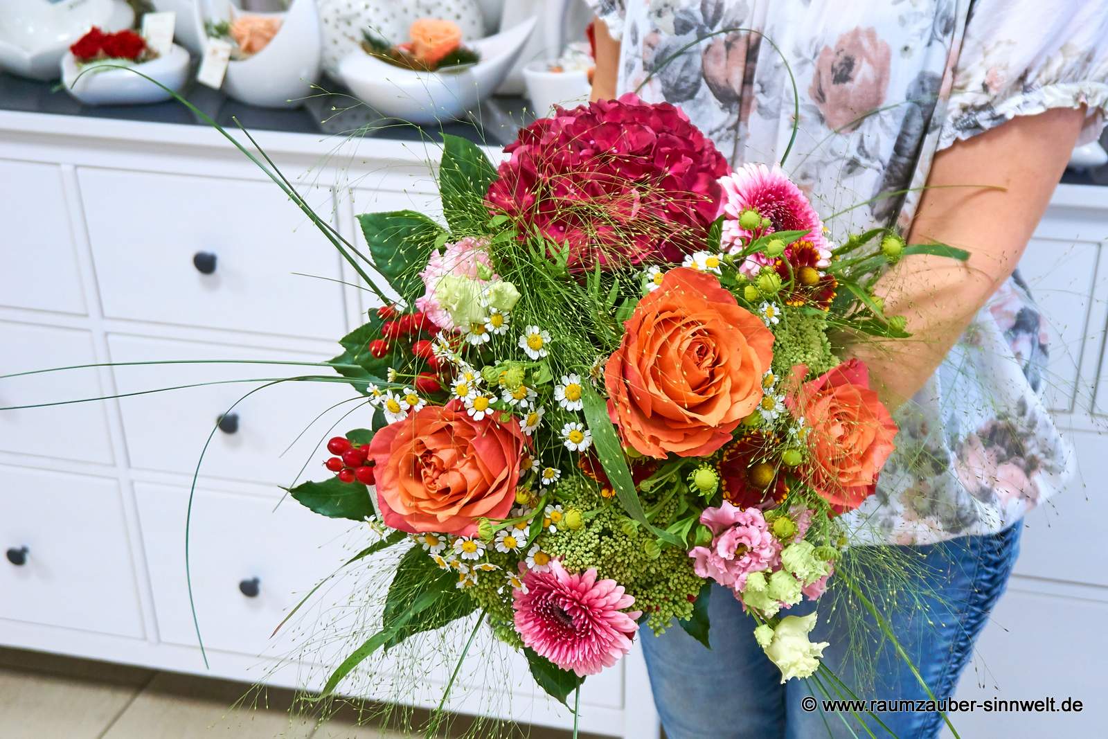 Rundstrauß aus Hortensie, Gerbera, Rosen, Eustoma und Kamille