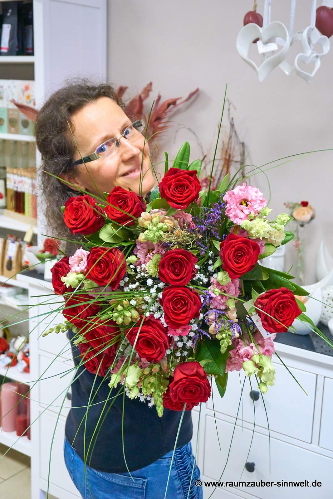 Rundstrauß aus roten Rosen, Löwenmaul, Eustoma und Schleierkraut