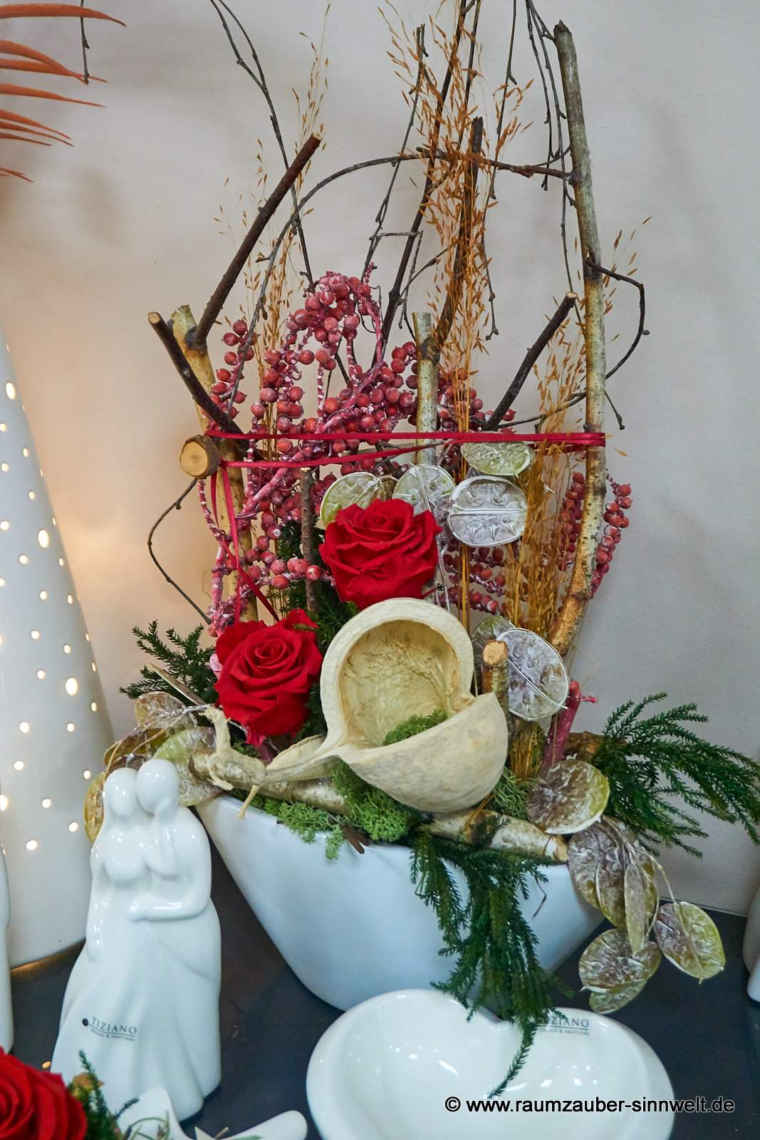 Dekoration aus gefriergetrockneten Rosen und Naturmaterialien in Keramikgefäß und Liebespaar Sonora von Tiziano