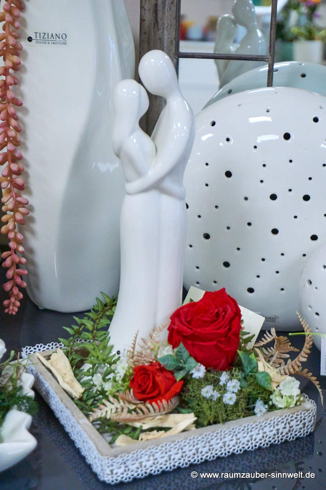 Liebespaar Contessa von Tiziano in Gesteck mit gefriergetrockneten Rosen