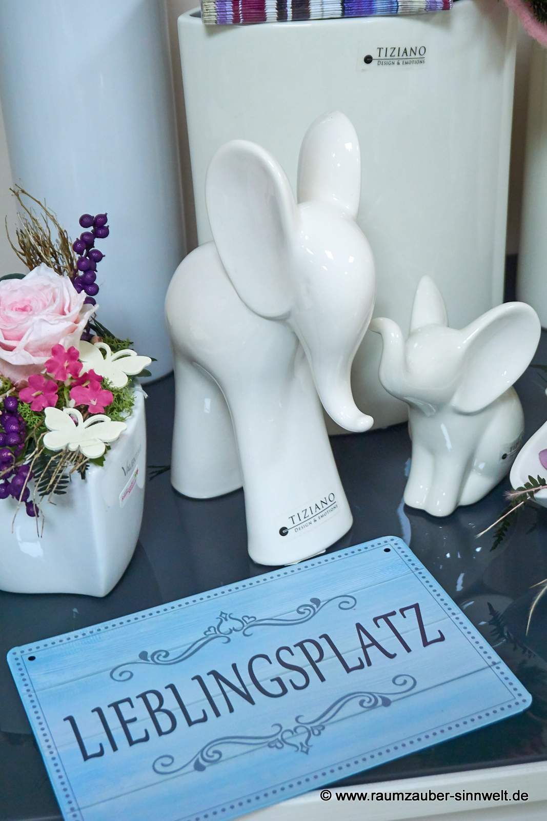 Deko-Elefanten Leon von TIZIANO und Vintage Dekoschild "Lieblingsplatz"