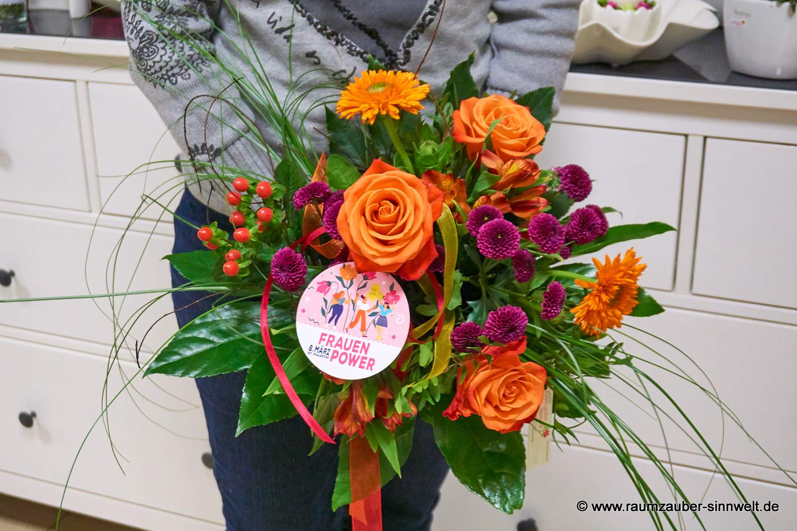 Rundstrauß aus Alstromerien, Gerbera, Rosen, Santini und Hypericum