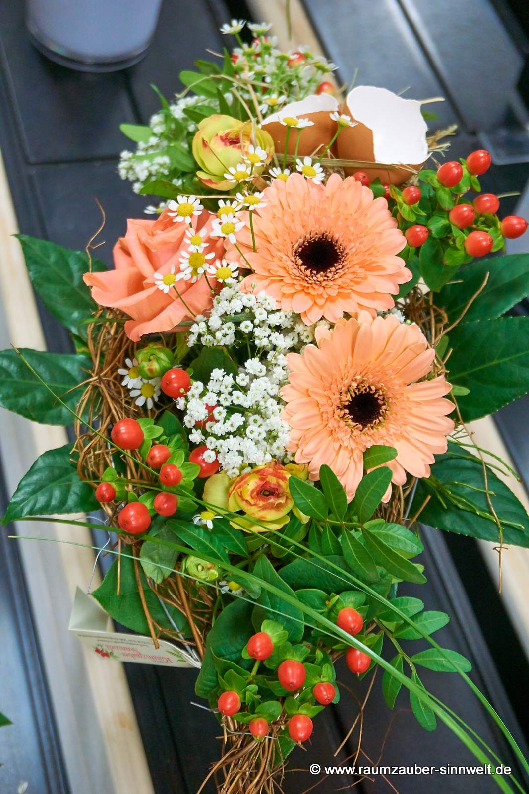 Querstrauß Rosen, Gerbera, Ranunkeln und Hypericum österlich dekoriert