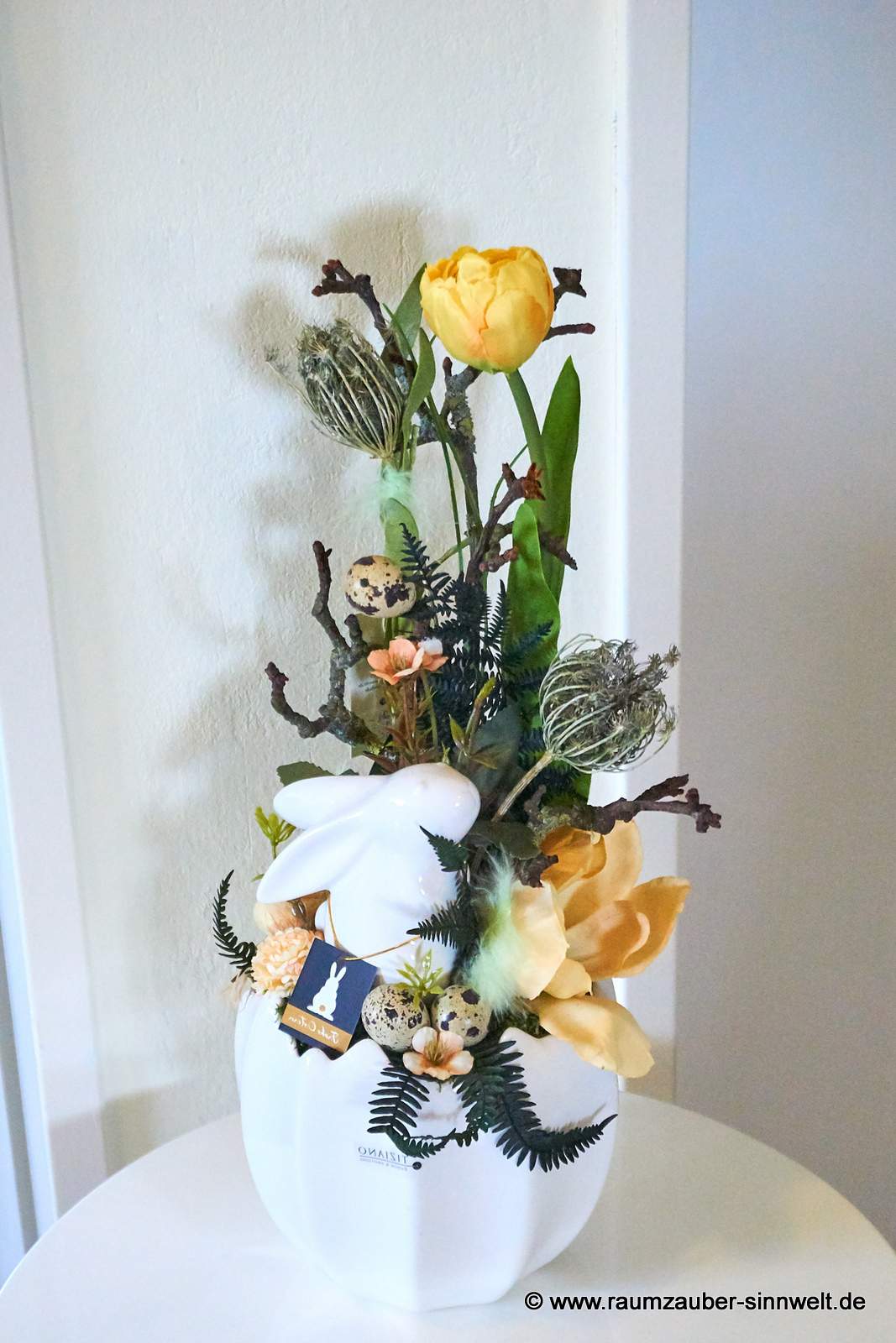 Österliches Seidenblumengesteck mit Hase Fabrio in Pflanzkübel Battisto von Tiziano