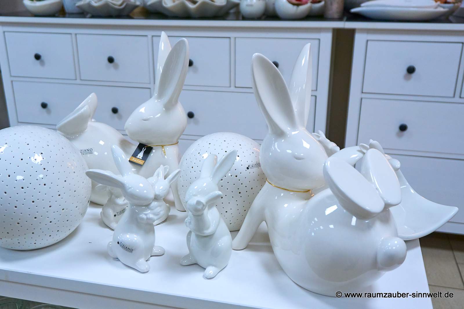 Verschiedene Deko-Hasen und LED-Kugel-Lampen Padova von TIZIANO.