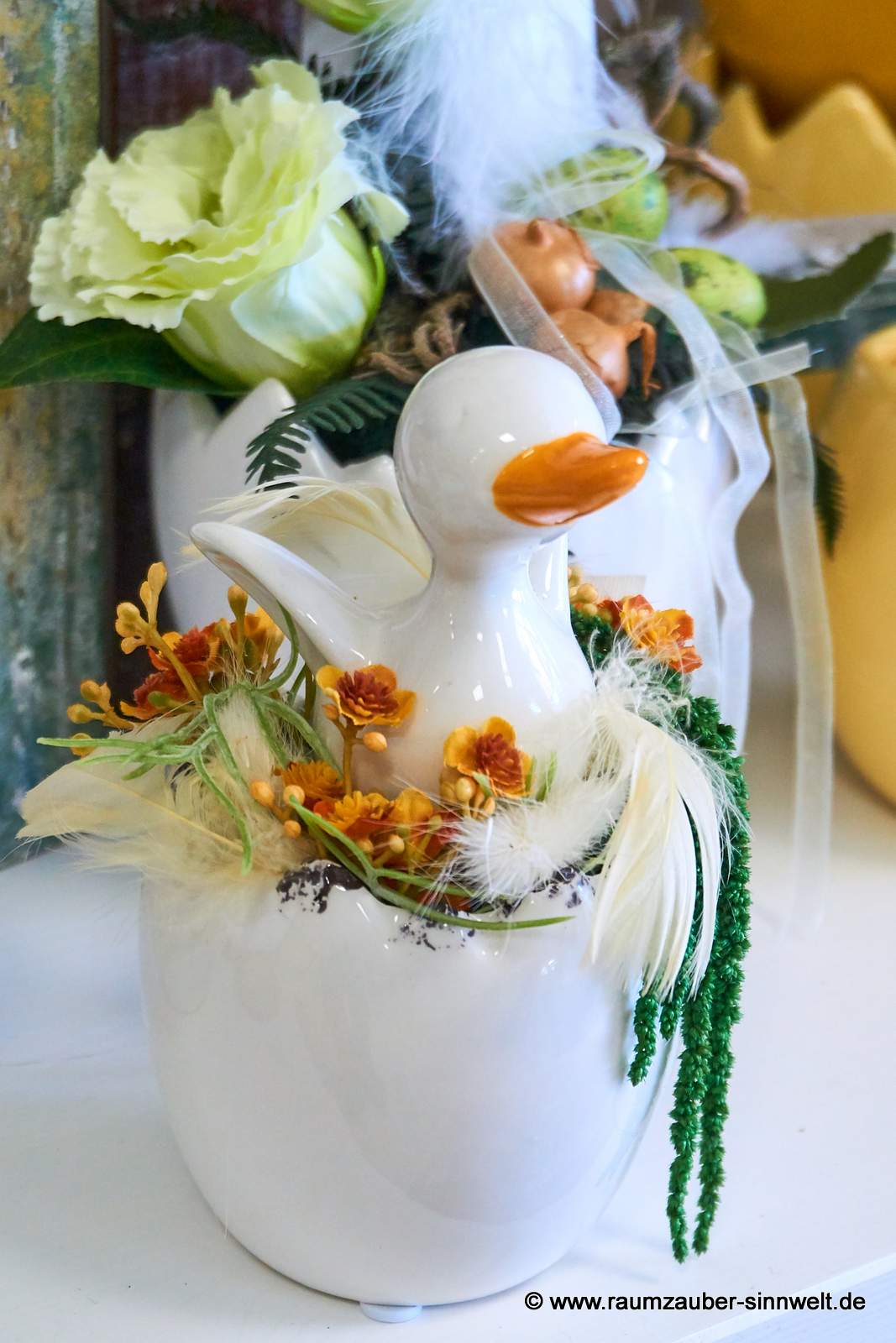 Seidenblumengesteck mit Ente Daffy von Tiziano in Keramikschale österlich dekoriert.