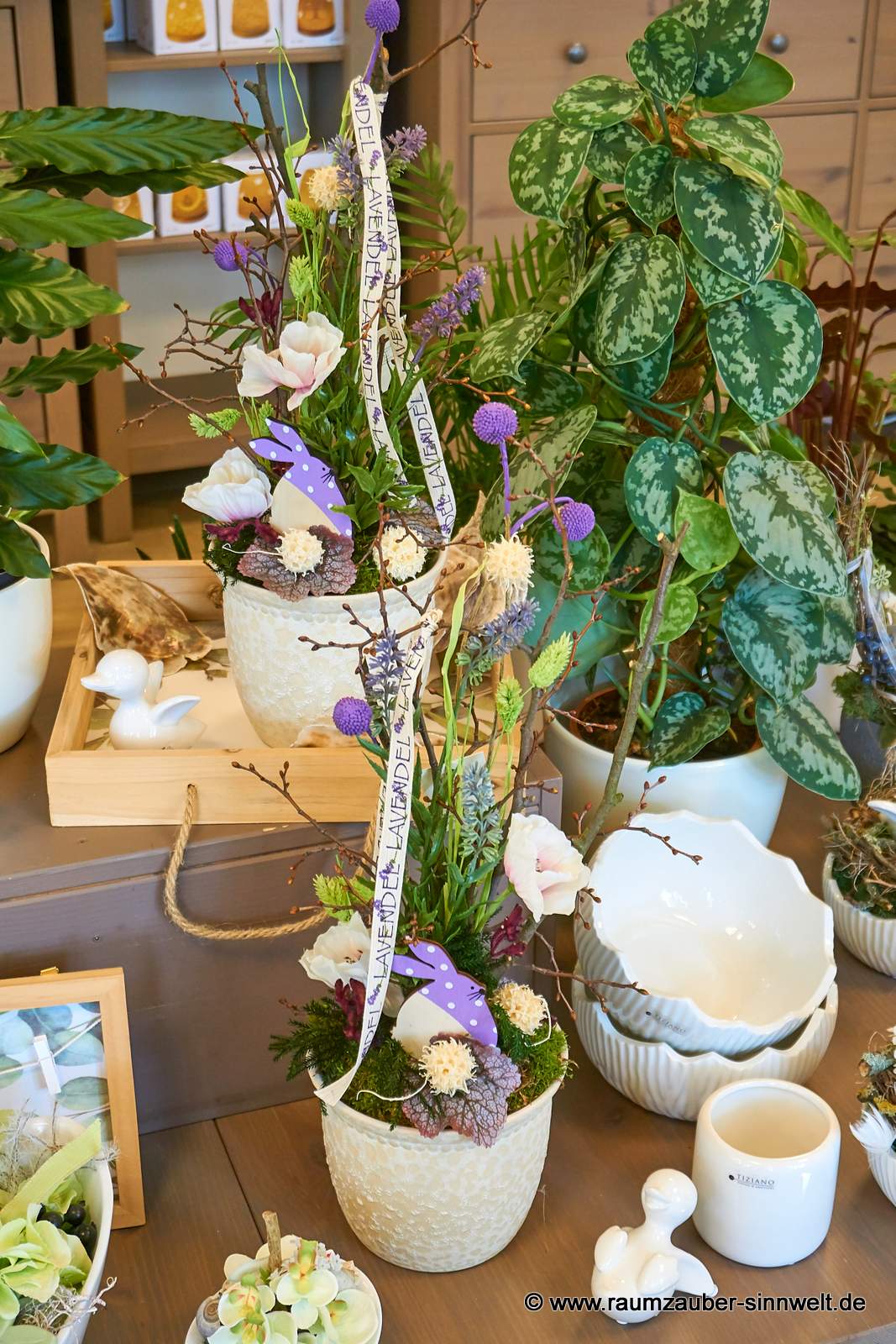 Österliche Seidenblumengestecke mit Dekohase in Keremikgefäß.